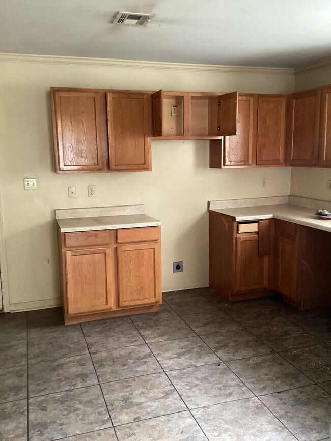 Foto del edificio - 3 bedroom, 2 bathroom home close to ULL!