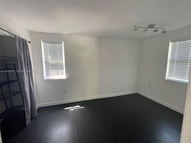 Foto del edificio - 210 NE 110th St