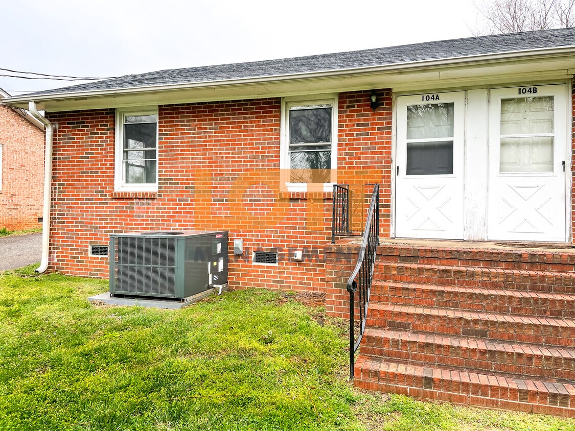 Primary Photo - 104A Monaview Cir