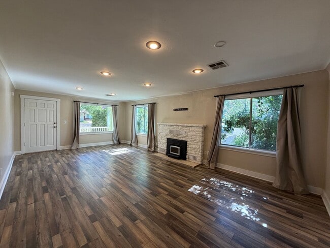Building Photo - CHARMING HOME FOR RENT IN DOWNTOWN ST. GEORGE!