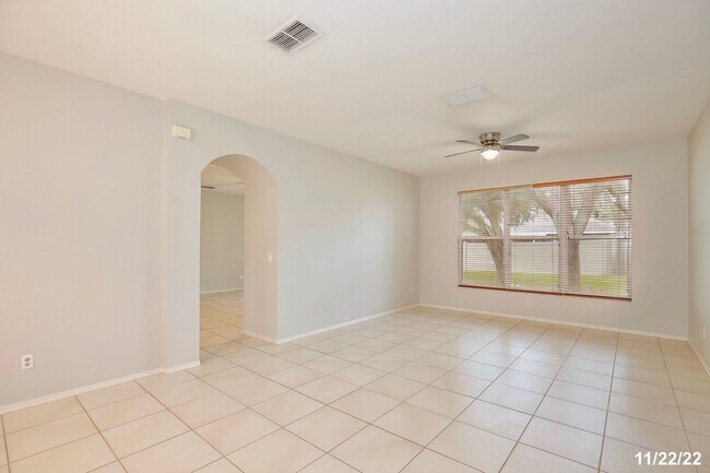 Building Photo - Beautiful 3/2 Spacious Home with a Large B...