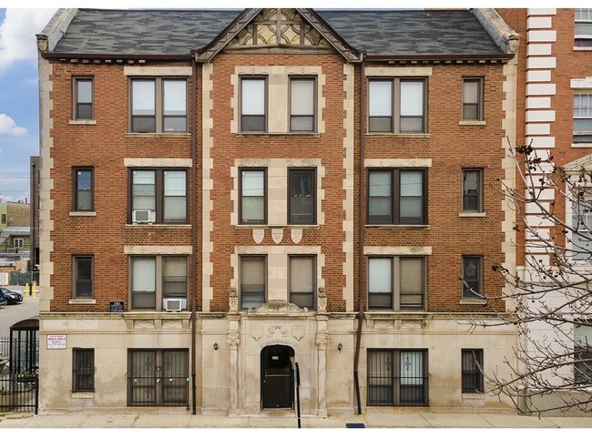 Building Photo - 3345 N Marshfield Ave