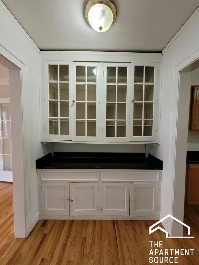 Building Photo - 913 Elmwood Ave