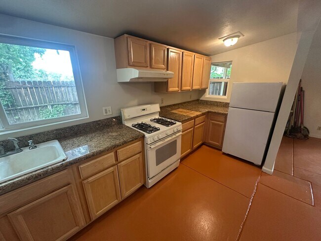 Building Photo - 2 BR w/ Bonus Room/Office