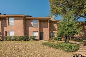 Building Photo - 5809 Hollytree Dr