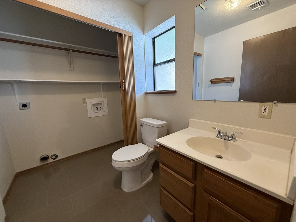 Foto del edificio - 2 bed 2.5 bath great location BHCRENT.COM