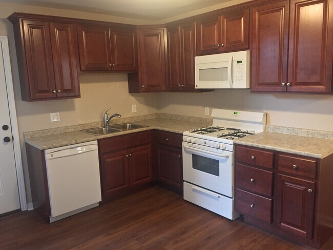 Kitchen - 117 Stratford Avenue Apartments