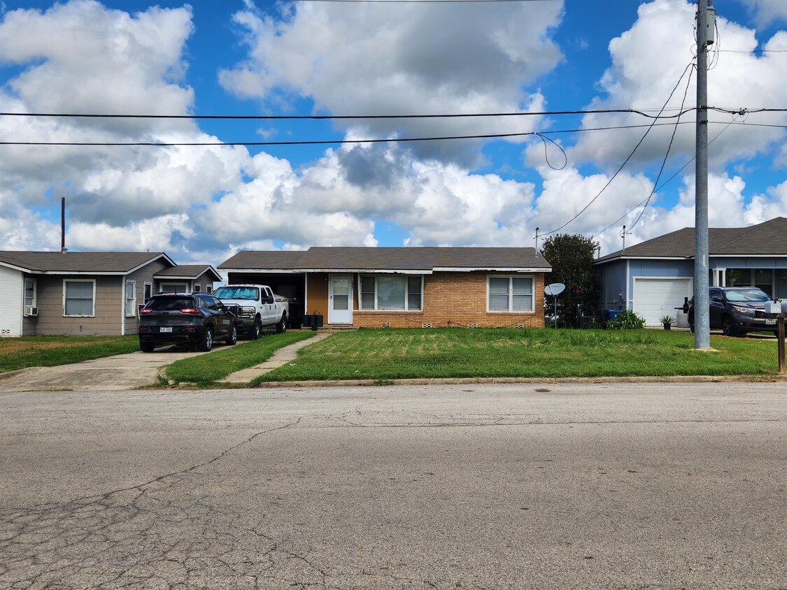 Building Photo - 1807 Tiger Ln