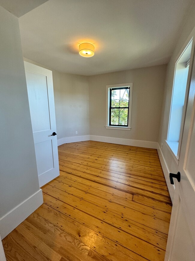 Building Photo - 3 Bartlett-Rent Specials!!