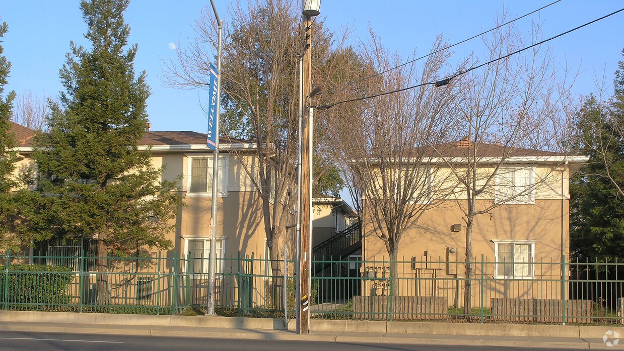 Building Photo - 402 Carroll Ave
