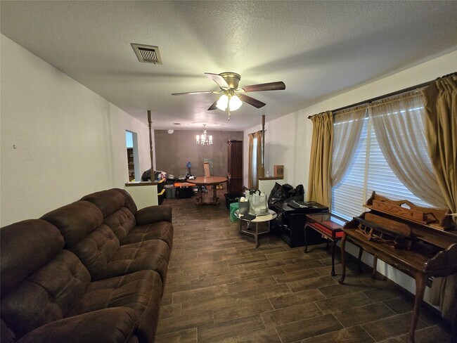 Foto del edificio - 24312 Carlton Rd