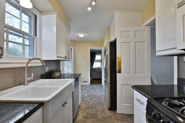 Foto del edificio - 2449 E Livingston Ave