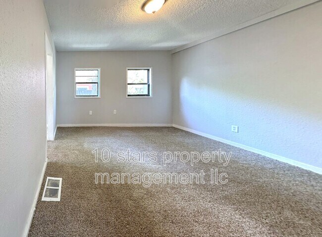 Foto del edificio - 706 E Lake Ave