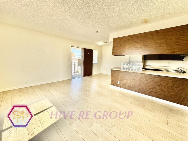 Building Photo - Charming 2 bedroom upstairs condo in Hende...