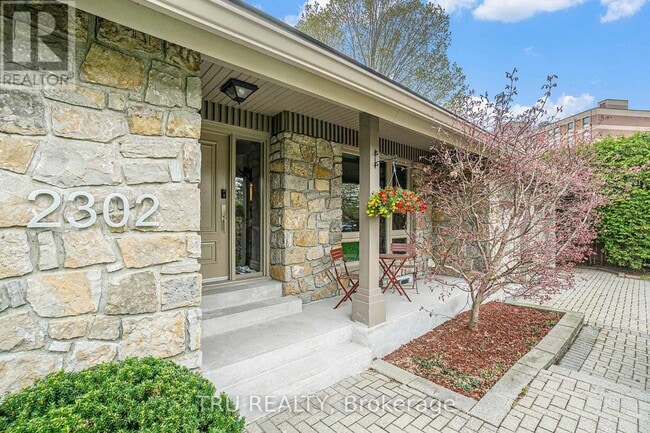 Building Photo - 2302 Fox Crescent