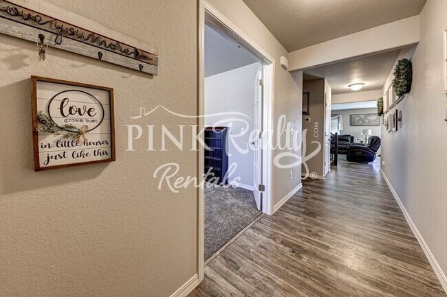 Building Photo - Newer 3 Bedroom, 2.5 Bath Home Close to Po...