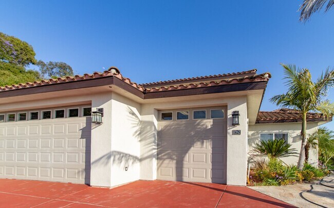 Building Photo - Must-See Home w/ Gorgeous Views and Gourme...