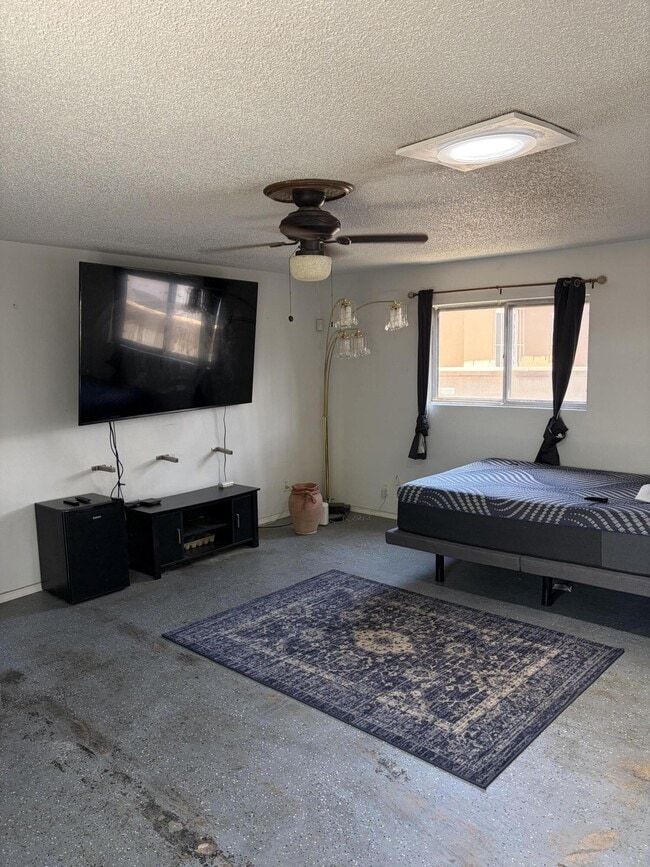 Building Photo - 825 Palomas Dr SE