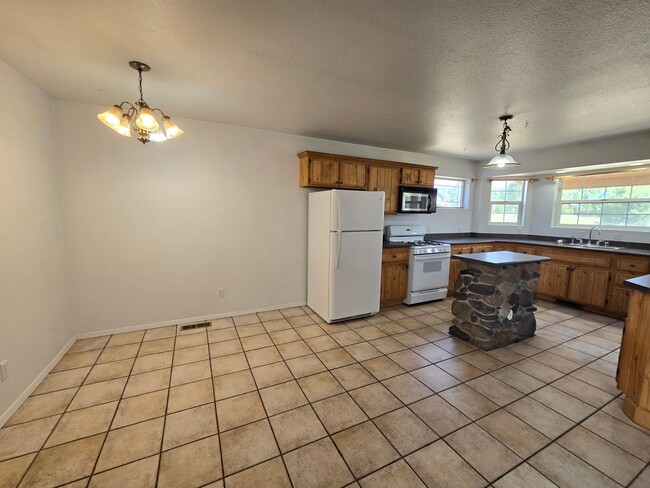 Building Photo - For Rent: Cozy 3 Bedroom 2 Bath Home near ...