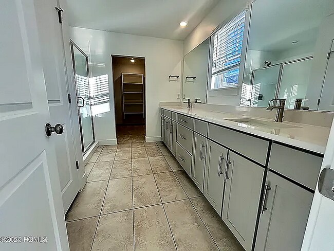 Building Photo - 2528 N Wildflower Ln