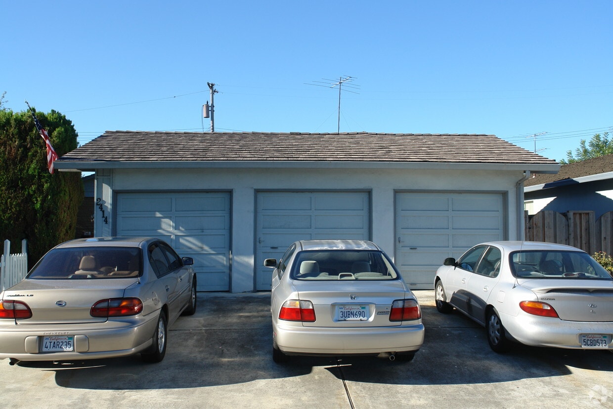 Building Photo - 2414 Patricia Dr