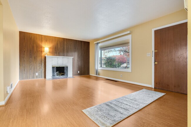 Building Photo - 475 E Clarendon St