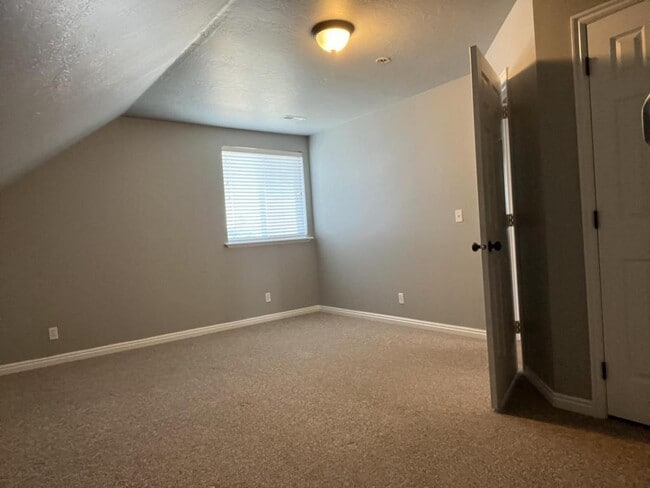 Building Photo - 422 540 W