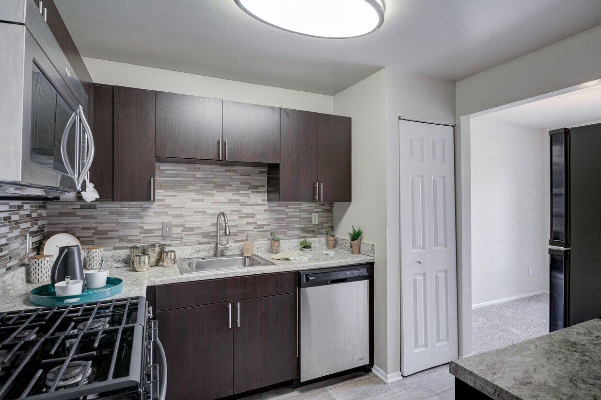 Foto principal - East Meadow Apartment Homes
