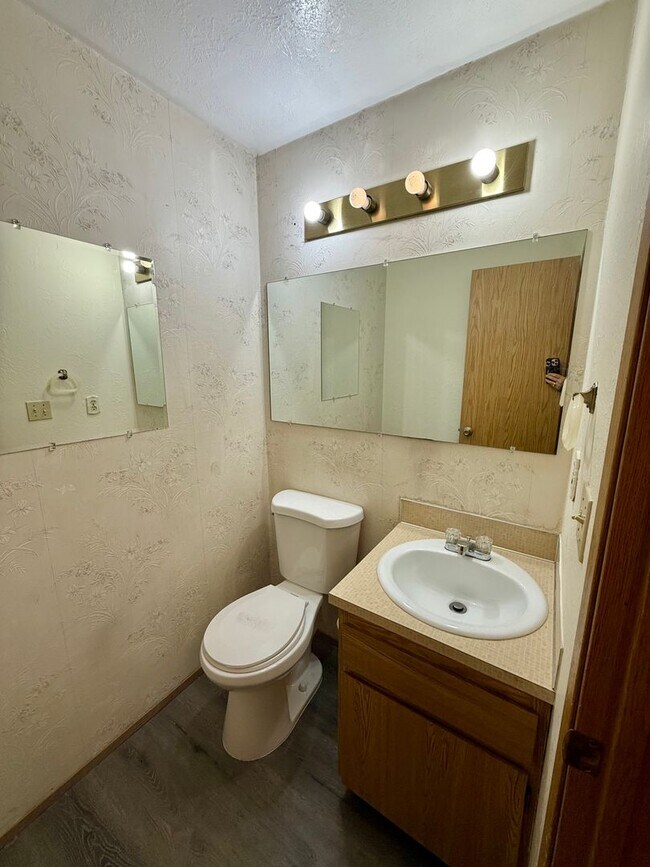 Building Photo - 3 BR, 1.5 bath townhome located in Central...