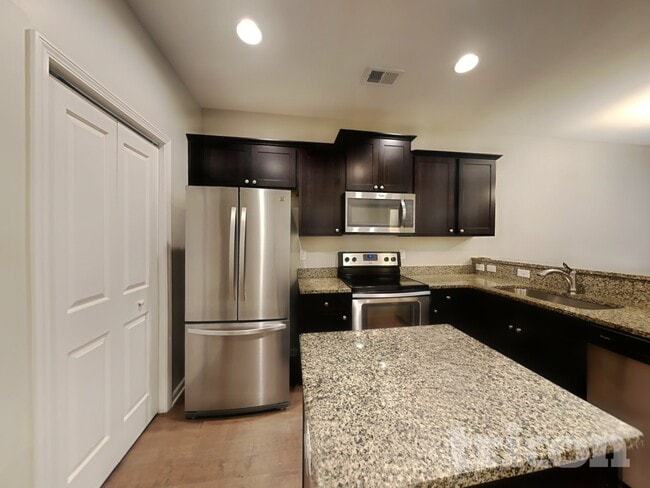 Foto del edificio - 405 Riverwood Ct