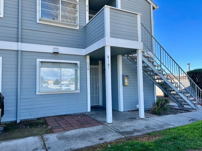 Building Photo - Renovated 2bedroom downstairs unit ready f...