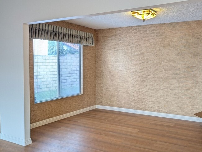 Foto del edificio - Rare opportunity to lease a 4-bedroom home featuring oversized bedrooms, scenic hilltop city view...