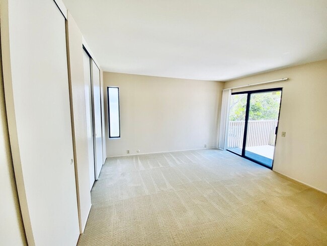 Building Photo - Spacious Condo with A Large Patio and Upstiars Balcony! Parking and Water Included!