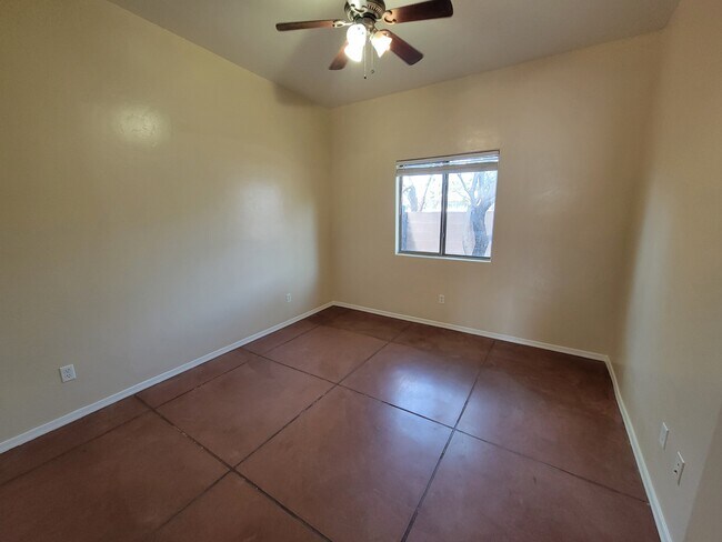 Foto del edificio - 3331 E Bermuda St