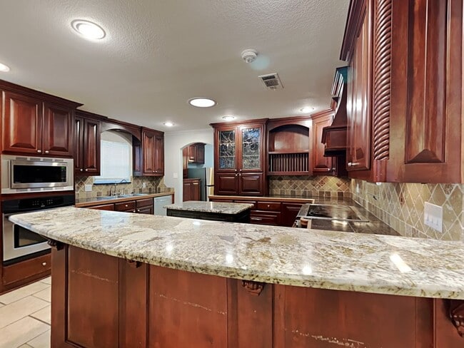 Building Photo - Spacious 4 Bed 2 Bath Home with Fireplace, Covered Patio & Fenced Yard in Denton, TX