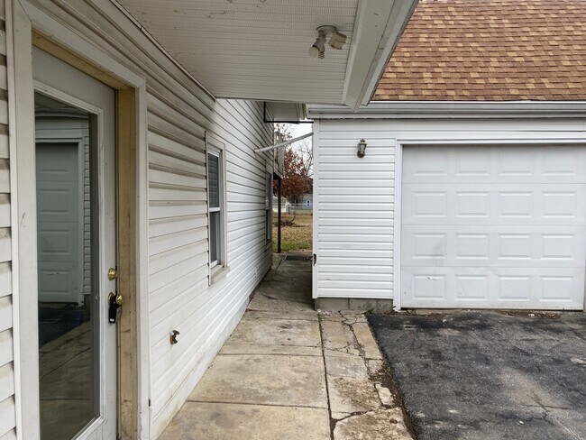 Foto del edificio - Welcome to this spacious 4-bedroom, 2-bath...
