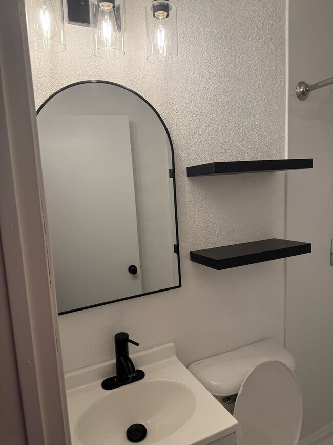 Foto del edificio - 3 Bedroom 1 Bathroom single family home