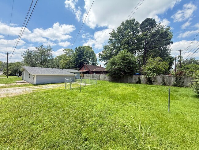 Building Photo - 1477 E Lindberg St