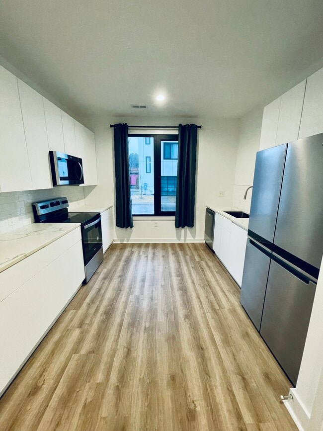 Large Kitchen Area (Level 1) - 1110 Nova St