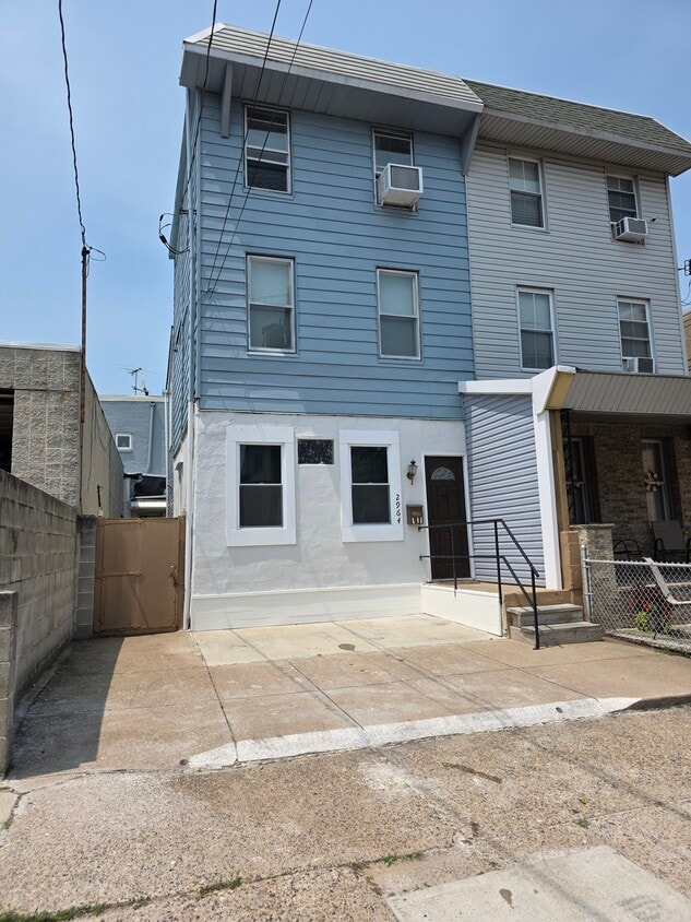 Primary Photo - 2964 Salmon St