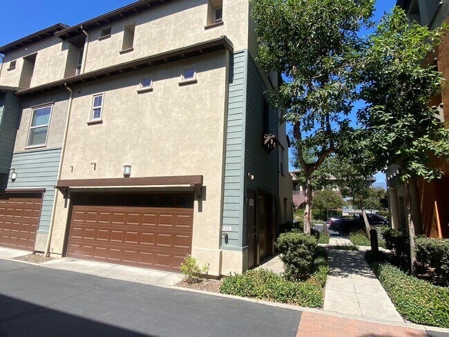 Building Photo - Victoria Gardens Three Bedroom Condo