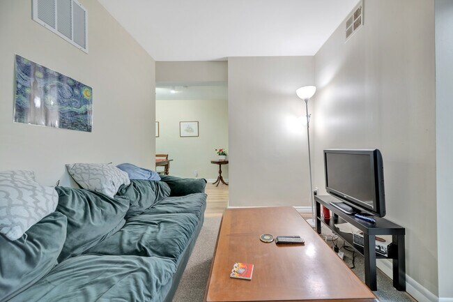 Foto del edificio - 4201 Cathedral Ave NW