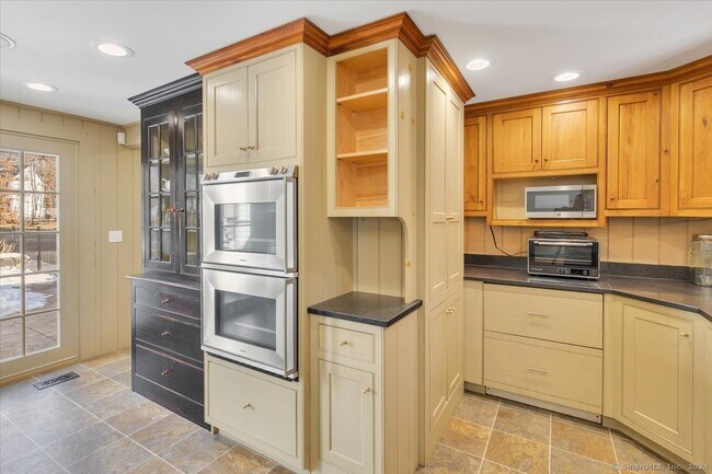 Building Photo - 250 Elm St