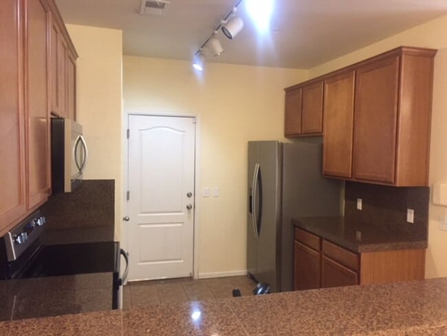 Building Photo - 2 bed/2.5 bath Townhome