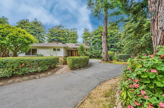 Building Photo - Three Bedroom House Plus Two Guest Units i...