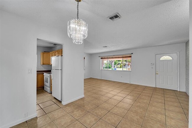 Building Photo - 2230 Havana Dr