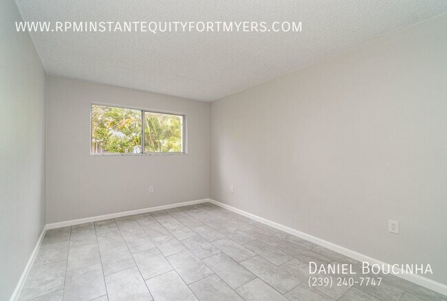 Foto del edificio - 55+ 2/2 Condo Downtown Cape Coral.