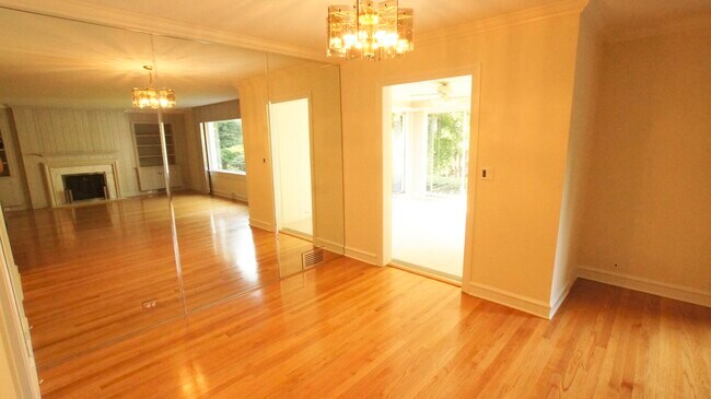 Building Photo - 460 Highcrest Dr