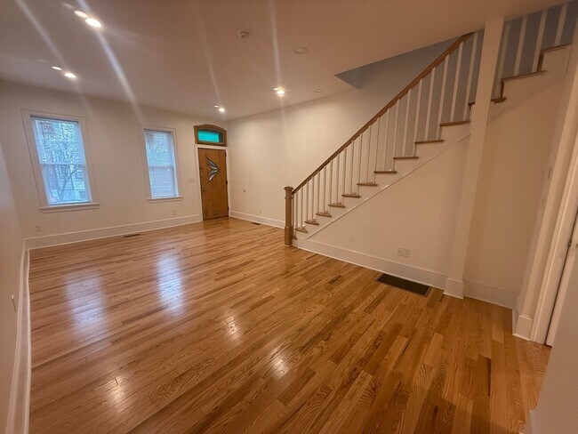 Building Photo - Brand new renovated 3 bedroom, 3.5 bathroo...