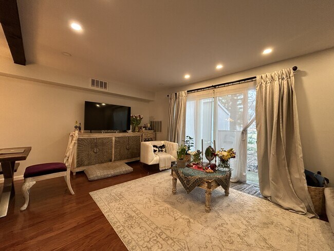 Foto del edificio - 6 Beals Cove Rd